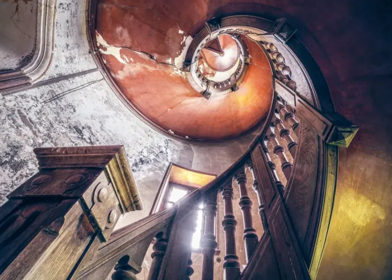 Ravensburger : Lost Places - Oak Spiral, Spiral Staircase (1000)